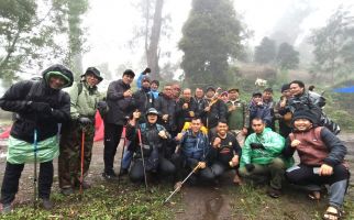 Menapaki Lumpur & Diterpa Badai demi Merenung di Puncak Gunung saat Pergantian Tahun - JPNN.com