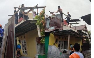 10 Rumah di Makassar Rusak Akibat Angin Puting Beliung, Lihat Penampakannya - JPNN.com