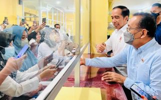 Jokowi Sidak ke RSUD Arifin Ahcmad Cek Pelayanan BPJS, Dirut Tak di Tempat - JPNN.com