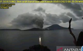 Gunung Anak Krakatau Erupsi, Lahar Api Menyala, Terdengar Dentuman Beberapa Kali - JPNN.com
