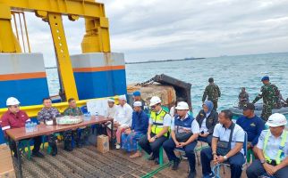 Koppeba Koarmada RI Tinjau Lokasi Evakuasi Truk Tercebur di Pelabuhan Merak - JPNN.com