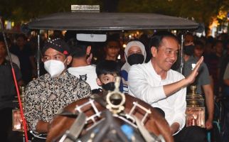 Presiden Jokowi Naik Andong di Malioboro, Siapa tuh Duduk di Samping Pak Kusir? - JPNN.com