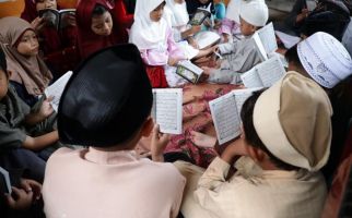 Sukarelawan Mak Ganjar Salurkan Iqra hingga Makanan Siap Saji di Kabupaten Gowa - JPNN.com