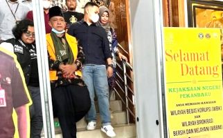 Jadi Tahanan Kasus Korupsi, Eks Rektor UIN Riau Ketahuan Pakai Ponsel di Rutan - JPNN.com
