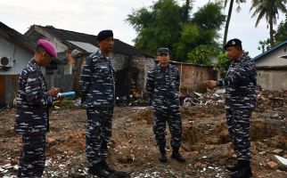 KSAL Serahkan Santunan Kepada Korban Kebakaran Rumah Dinas TNI AL - JPNN.com