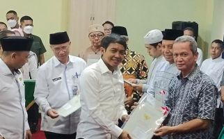 Cegah Mafia Tanah, Wamen ATR/BPN Serahkan 30 Sertifikat Tanah Wakaf - JPNN.com