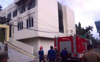 2 Bocah Lihat Api di Tumpukan Kertas, Gedung Riset Polsri Palembang Terbakar - JPNN.com