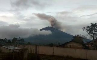 Makin Tinggi, Semburan Abu Gunung Kerinci Mencapai 1.200 meter - JPNN.com