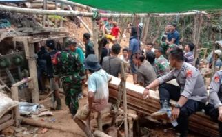 Detik-Detik Anggota TNI Berpangkat Pratu dan 1 Warga Tewas di Lubang Tambang Emas Ilegal - JPNN.com