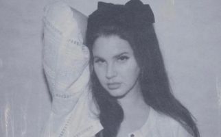 Lana Del Rey Pamer Dada di Sampul Album, Jadwal Rilis Ditunda - JPNN.com