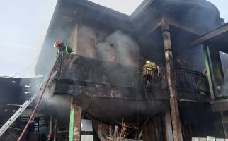 Kebakaran Toko Material di Bekasi, Ibu dan Dua Anak Tewas - JPNN.com