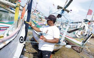 Komunitas Nelayan Pendukung Ganjar Merenovasi Perahu Pelaut di Madura - JPNN.com
