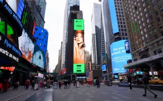 Shakira Jasmine Muncul di Billboard Times Square New York - JPNN.com