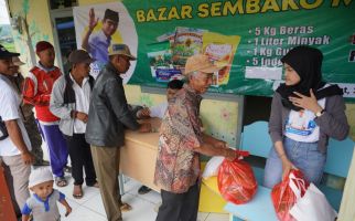Sukarelawan Sandiaga Uno Gelar Bazar Sembako Murah di Kabupaten Bandung Barat - JPNN.com