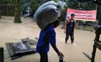 Rumah Terendam Banjir, Ratusan Keluarga di Aceh Mengungsi - JPNN.com