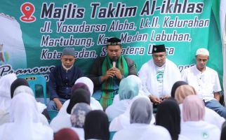 Tuan Guru Dukung Ganjar Serahkan Bantuan kepada Majelis Taklim Al Ikhlas di Medan - JPNN.com