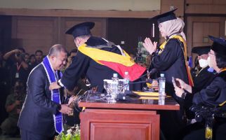 Cucun Ahmad Syamsurijal Menyandang Gelar Doktor, Lulus Cum Laude - JPNN.com