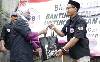 Ganjaran Buruh Berjuang Salurkan Paket Sembako untuk Korban PHK - JPNN.com