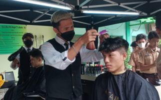 Razia Rambut di Sekolah Ini Pakai Penata Rambut Profesional, Unik Banget - JPNN.com