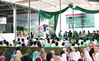 Santrine Abah Ganjar Serahkan Bantuan Al-Qur’an untuk Majelis Taklim di Batanghari - JPNN.com