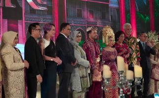 Lihat, Pejabat Hingga Artis Hadiri Pesta Pernikahan Kiky Saputri - JPNN.com