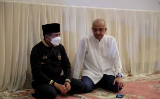 Menpora Amali Takziah ke Rumah Duka Almarhum Bupati Pertama Madina - JPNN.com