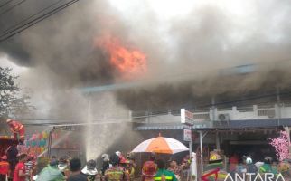 Kebakaran Melanda 6 Ruko di Singkawang Barat - JPNN.com