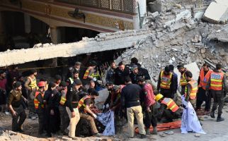 Bom di Masjid Pakistan: Pelaku Duduk di Saf Depan, Polisi Jadi Sasaran - JPNN.com