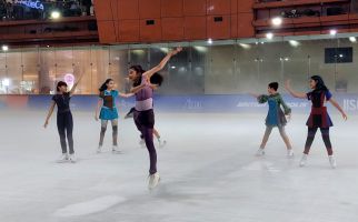Atlet Muda Tampil Memukau di Indonesia Ice Skating Open 2023 - JPNN.com