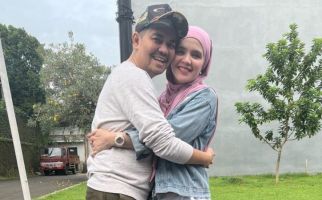 Di ambang Perceraian, Indra Bekti dan Istri Batal Umrah Bareng? - JPNN.com