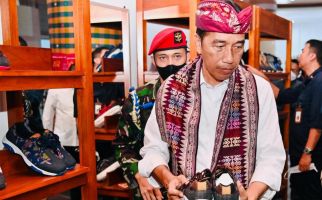Kala Jokowi Beli Sepatu Khas Tenun Bali, Basuki pun Terpancing - JPNN.com