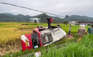 Minibus Terguling, Saksi Mata: Kami Melihat Banyak Korban - JPNN.com