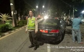 2 Pelajar Pacaran Pakai Mobil Dinas DPRD, Tabrak Tiang, Sontak Viral - JPNN.com