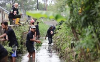 Ganjar Milenial Ajak Warga Bandung Bersihkan Sungai Untuk Cegah Banjir - JPNN.com
