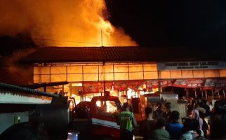 Kebakaran Melanda 20 Kios Pasar Lelateng Jembrana, Kerugian Ditaksir Miliaran Rupiah - JPNN.com