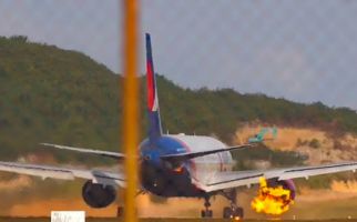 Mengerikan, Pesawat Bawa 309 Penumpang Sudah Mau Terbang, Mesinnya Terbakar - JPNN.com