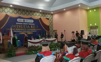 Selamat! Perguruan Tinggi Gratis di Lombok Tengah Gelar Wisuda Perdana - JPNN.com