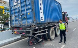 Sudah Dilarang, Sopir Truk Nekat Melintas Jalan Protokol Pekanbaru, Begini Akibatnya - JPNN.com
