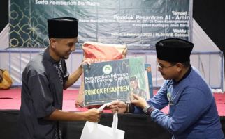 Santri Dukung Ganjar Salurkan Bantuan untuk Pembangunan Gedung Masjid di Kuningan - JPNN.com