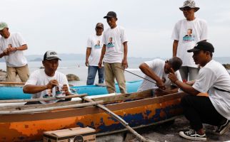 Sukarelawan Ganjar Pranowo Bantu Renovasi Perahu Nelayan di Lampung Selatan - JPNN.com