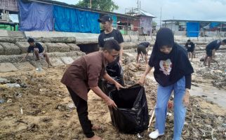 Ganjar Milenial Gelar Bersih-Bersih Pantai Warna Oesapa Bareng Komunitas - JPNN.com