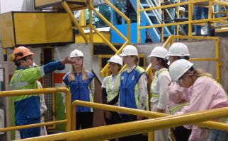 Pelajari Industri Hijau di Tanah Air, Puluhan Mahasiswa Australia Kunjungi Pabrik Tatalogam Group - JPNN.com