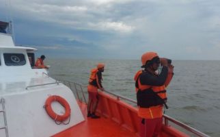 Basarnas Pekanbaru Kerahkan KN Dumai Cari WN Malaysia yang Tenggelam di Selat Malaka - JPNN.com