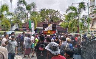 Gelar Demo Lagi, Warga Desa Minta Pak Kades Pengirim Pesan Cabul Segera Lengser - JPNN.com