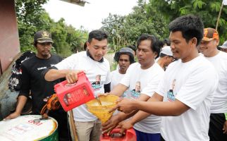 Nelayan Pesisir Pendukung Ganjar Berikan Oli Gratis kepada Pelaut di Subang - JPNN.com