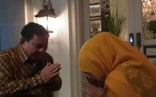 Seusai Bertemu Khofifah, Prabowo Terbahak-bahak ketika Wartawan Bertanya soal Ini - JPNN.com