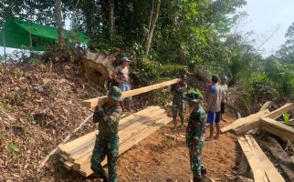 Prajurit TNI Menunjukkan Kepedulian, Bangun Jembatan di Wilayah Perbatasan - JPNN.com
