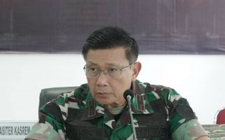 Diancam Dibunuh, Prajurit TNI Keroyok 5 Pengunjung Kafe, Babak Belur - JPNN.com