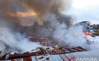 Pasar Cik Puan Pekanbaru Terbakar, Seratusan Kios Tinggal Arang - JPNN.com
