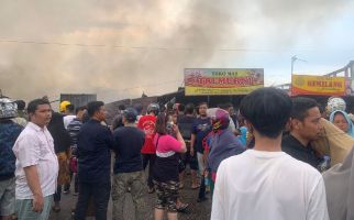 Begini Suasana Memilukan Saat Kebakaran Hebat Melanda Pasar Cik Puan Pekanbaru - JPNN.com